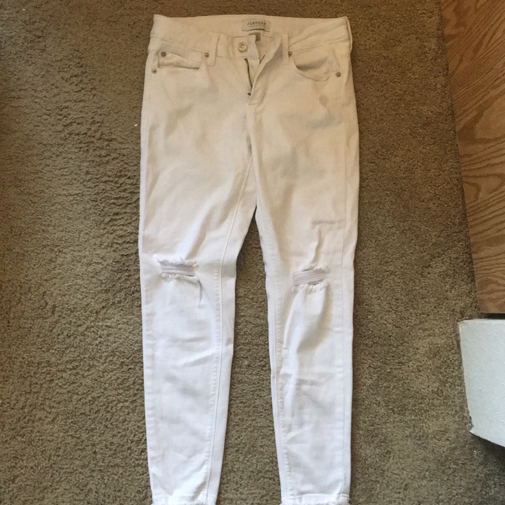 White ripped jegging jeans